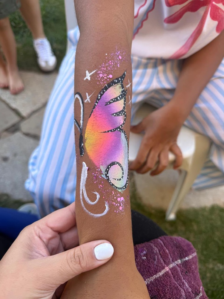 Pintura de borboleta colorida no braço
